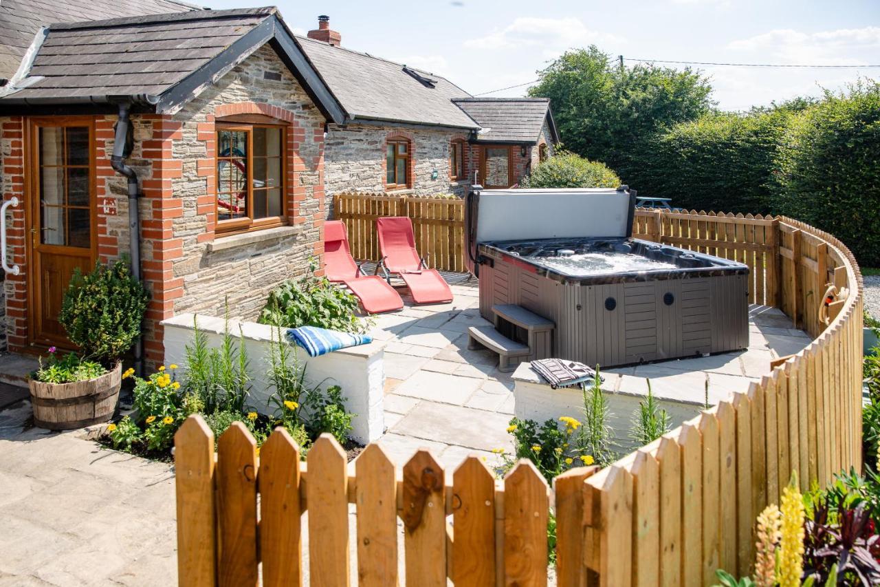 Croft Farm & Celtic Cottages 卡迪根 外观 照片